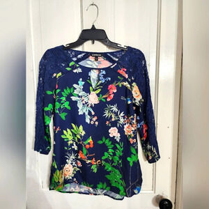 👸👕 #022 Express 3/4 sleeved printed top in size Small